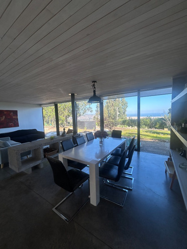 Increíble Casa Con Vista Al Mar En Condominio Consolidado!