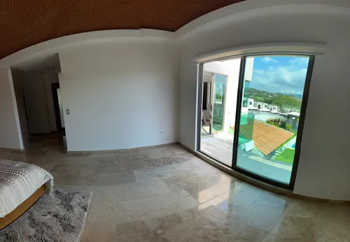 Casa Con Alberca Y Jardín En Fraccionamiento Con Seguridad