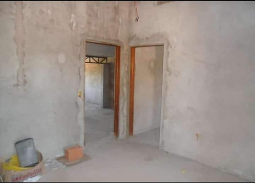 Casa Com 2 Dormitórios, Sala, Cozinha, Banheiro Garagem Para