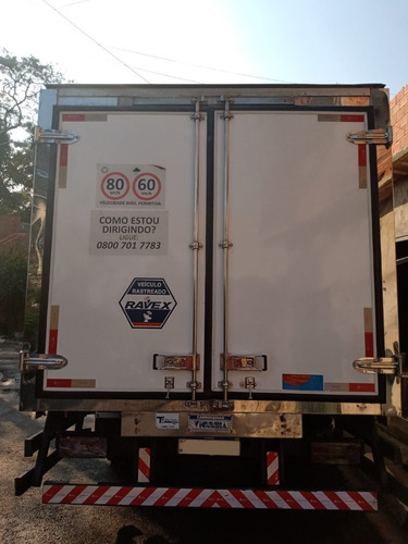 Imagem 2 de 10 de Caminhão Iveco 17c17 Ano 2014 Baú Refrigerado