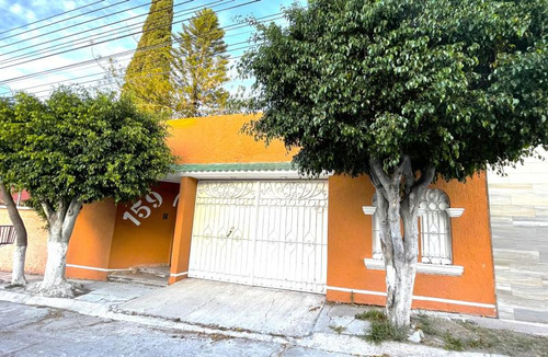 Casa En Venta En Colinas Del Cimatario (1era Sección) Con Terreno Excedente