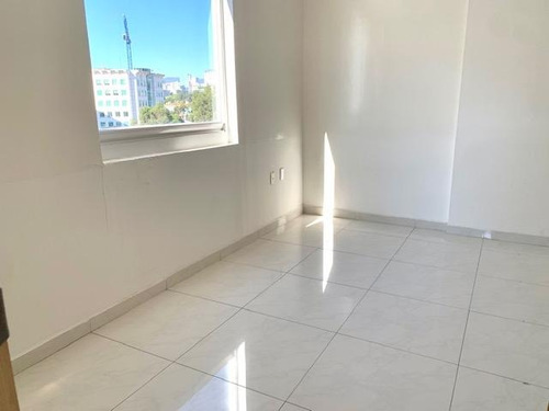 Interlomas, Rento Amplia Oficina De 127m2 Más Una Amplia Terraza Privada, 5 Privados, Sala De Juntas, 3 Estacionamientos. El Edificio Cuenta Con Circuito Cerrado, Control De Acceso Y Vigilancia 24 Ho