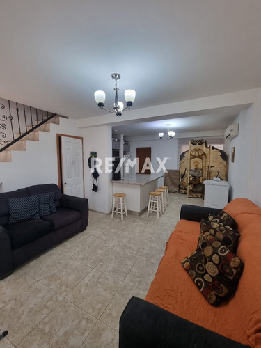 Amplio Townhouse Ubicado En Conjunto Tranquilo, Los Robles, Maneiro, Isla De Margarita, Nueva Esparta - Cod. 0673