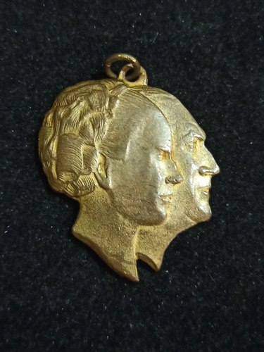 Antigua Medalla De Bronce De Peron Y Evita