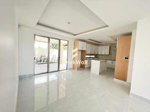 Exclusiva Casa Con Piscina En El Proyecto Cerrado Llanos Gurabo