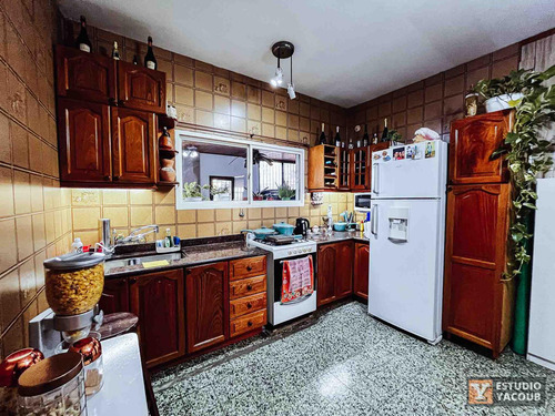 Casa En Venta - 2 Dormitorios 1 Baño - Cocheras - 420mts2 - Berisso