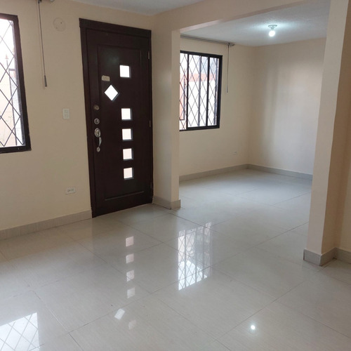 Se Vende Casa En Conjunto, Al Norte De Quito