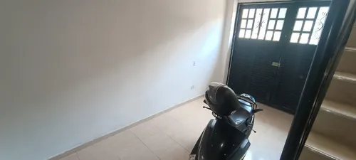 Casa Esquinera En Segundo Piso, Acceso Por Gradas Desde Piso 1