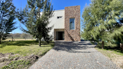 Casa En Naudir En Venta - A Estrenar - Lote Con Fondo Al Verde