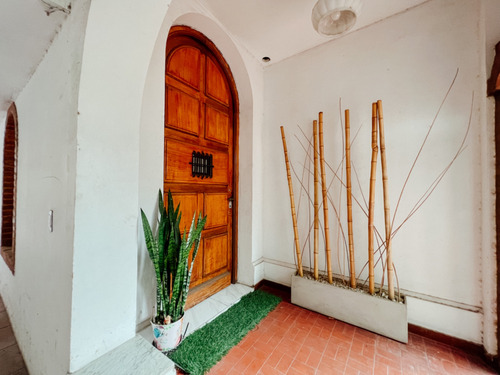Imagen 2 de 16 de Espectacular Casa En Venta En Banfield Oeste Con 6 Amb, Parque Y Piscina