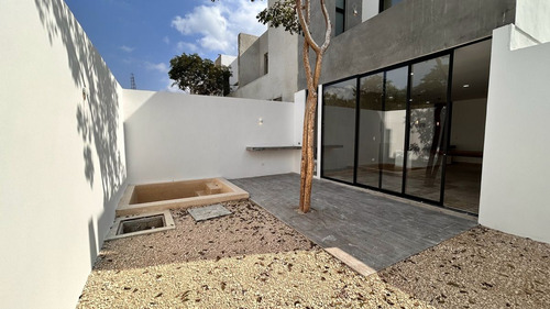 Villa Con Alberca, En Privada Residencial En Venta En Temozón Norte, Mérida