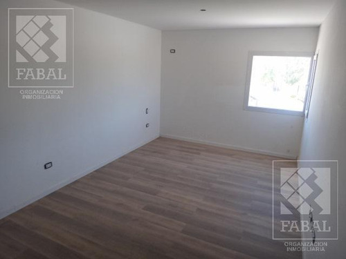 Casa Venta Rincón De Emilio, 3 Dormitorios, 3 Baños, Cochera Y Jardín