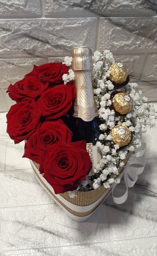 Imagen 2 de 5 de Floreria.ramo De 6 Rosas En Box Corazon, Chandon Y Bombones