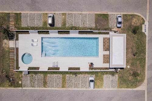 Townhouse En Venta De 3 Ambientes Con Galeria Y Jardin Privado En Oliden Joven