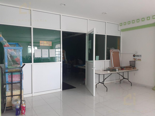 Edificio En Venta En Esquina Con Salones Para Eventos Diversos Y Oficinas Todo Climatizado