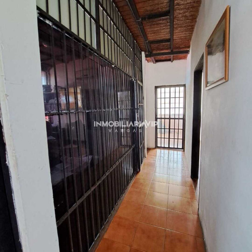 Te Ofrecemos En Venta Edificio De Tres Plantas Ubicado En Maiquetia - Calle Los Baños - Estado La Guaira. Ref 005 - 601