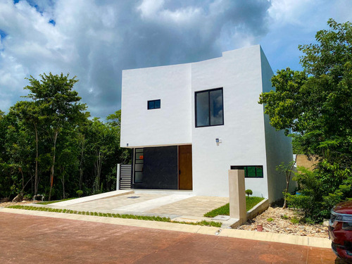 Casa En  Venta, Residencial Vía Cumbres Cancún. Hcs2101