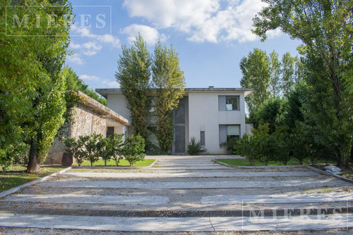 Muy Linda Casa En Venta Desarrollada En Dos Plantas En Tortugas Cc