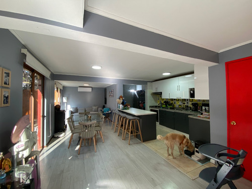 Casa En Ñuñoa De 3 Niveles Con Piscina, Jardín Y Quincho