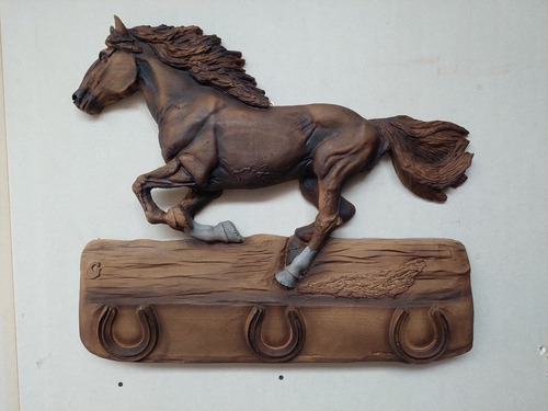 Caballo En Relive Para Colgar. Simil Madera. 70 Cm De Largo