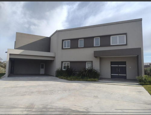 Venta Casa De 5 Ambientes En Country Terravista