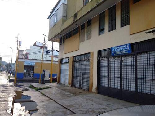 Local Comercial En Venta Con Excelente Ubicación Alto Trafico Peatonal Y Vehicular Posee Deposito Y Mezzanina, Gran Oportunidad De Inversión