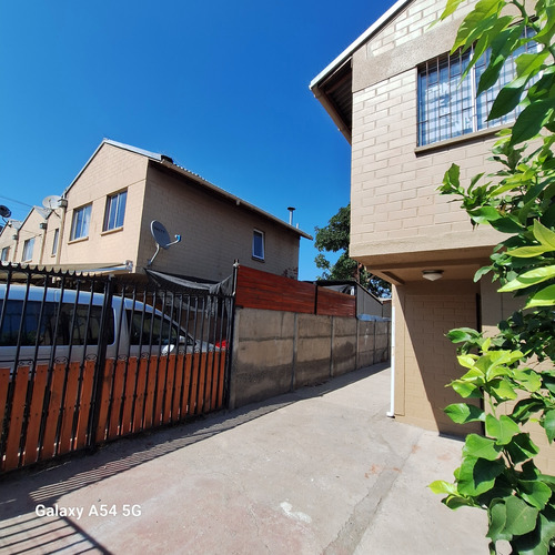 Se Vende Cómoda Casa 2 Pisos/3d/1b/ Amplio Patio Y 3 Est.