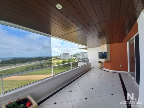 Apartamento En Aguas Azules, 4 Dormitorios Frente Al Mar, Con Parrillero. Brava, Punta Del Este 