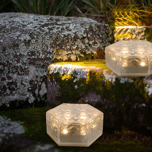 Una Lámpara De Jardín Solar Hexagonal De Ladrillo De Hielo E