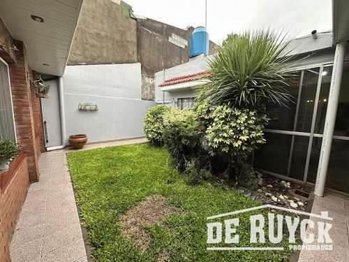 Casa Con Quincho En Barrio San Emilio