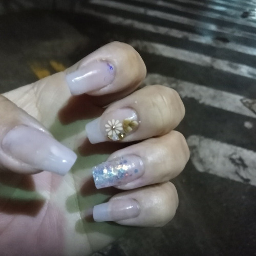 Imagem 2 de 4 de Manicure
