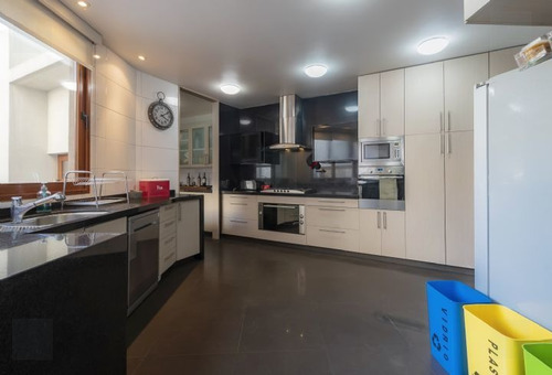 Casa En Venta De 5 Dorm. En Las Condes