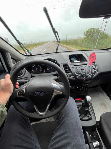Imagen 5 de 9 de Ford Fiesta ( Llantas , Caño Escape )