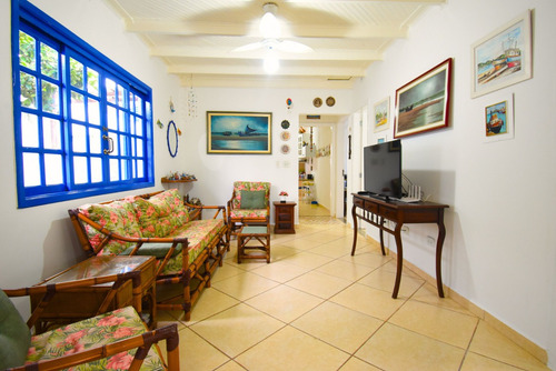 Casa Com Piscina À Venda Na Deslumbrante Praia De Peruíbe.