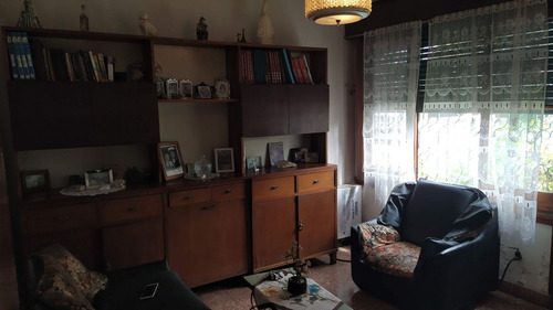 Casa En Muy Buena Ubicaicon Sobre Amplio Lote!!!