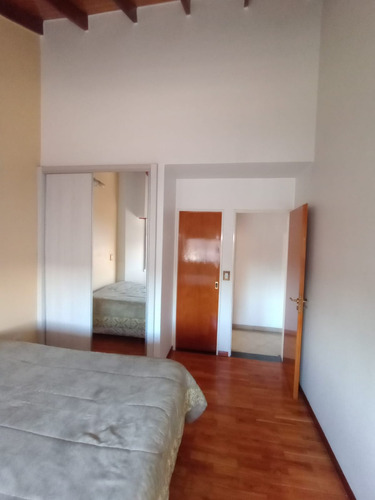 Excelente Ph De 4 Ambientes En 1° Piso, Con Patio Y Altillo