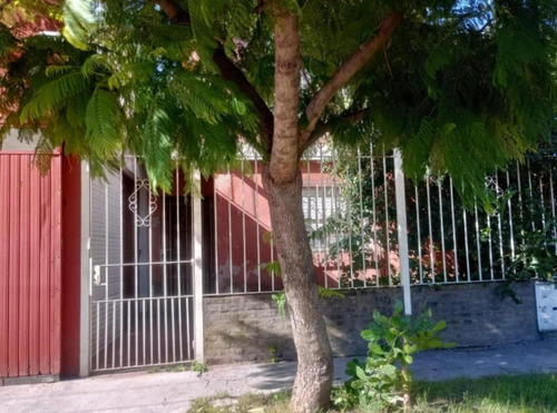 Casa En Venta - 3 Dormitorios 2 Baños - 950mts2 - Bernal Oeste