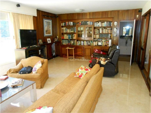 Casa De 5 Dormitorios Con Parrillero Y Piscina En Barrio Cantegril, Punta Del Este- Ref: 19445