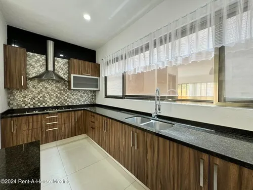 Renta - Vista Real. Casa, Cuarto De Servicio, 4 Recámaras, Alberca, Área De Tv