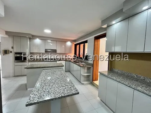 Agp Elegante Y Espacioso Apartamento En Venta, Con Hermosa Vista Al Ávila En La Castellana 25-7972 Ys