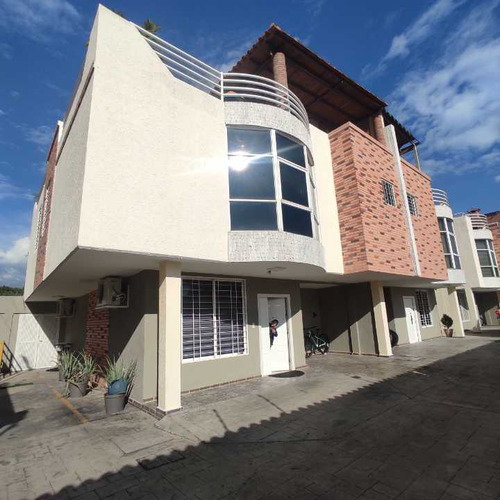 Townhouse En Venta La Floresta Maracay Rg 