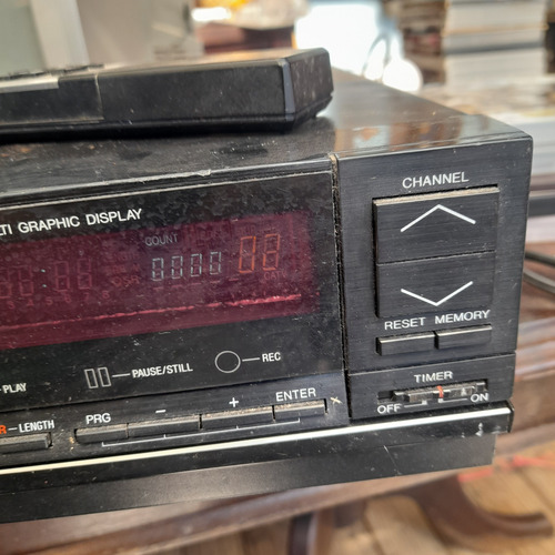 Imagem 5 de 10 de Videocassete Antigo Sanyo Vhr 2250 Mordendo Fita Com Control