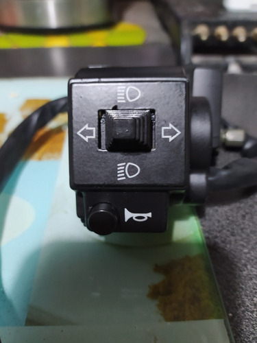 Imagen 2 de 3 de Mandos Derecho E Izquierdo Para Moto Ava León King