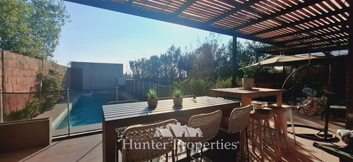 Casa En Venta De 5 Dorm. En Peñalolén