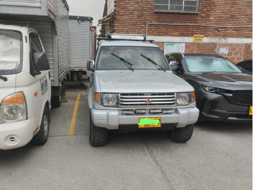 Mitsubishi Montero 2400 CC station wago