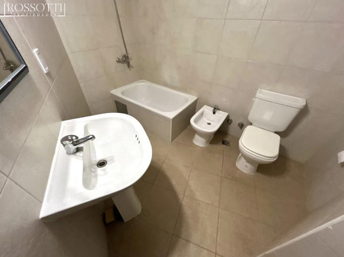 Muy Buen Dpto De 2 Ambientes Al Frente Con Balcon - Amenities - Seguridad 24hs - Apto Profesional