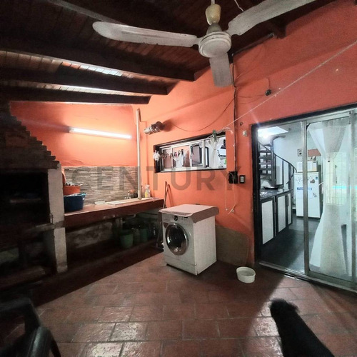 Venta Casa 5 Ambientes - Padua Centro - Con Parque Y Pileta