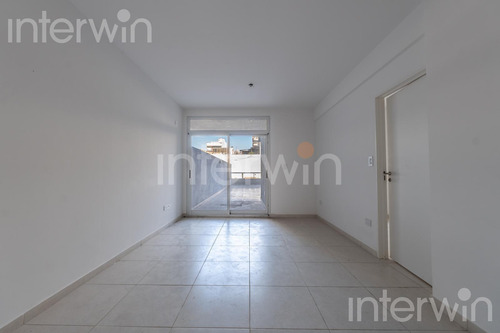 Departamento De 2 Ambientes Con Patio En Caballito - Venta -