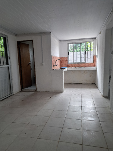 Casa En Colon 2 Dormitorios Y Entrada De Auto