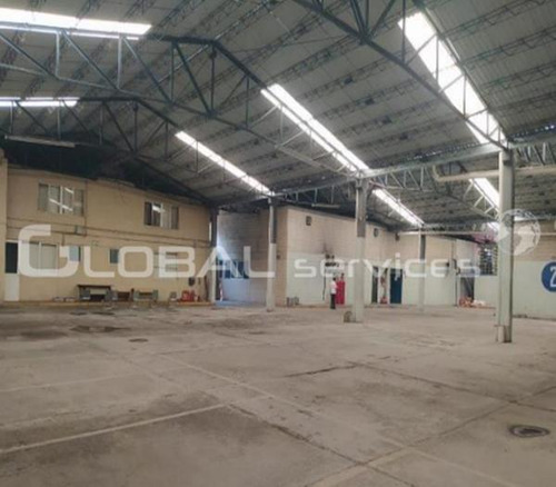 Naucalpan, Bodega Industrial Con Amplias Oficinas.